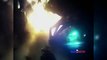 El momento en que el policía rescata a un conductor del coche en llamas