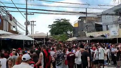 Torcedores vibram com inicio do jogo do Fla