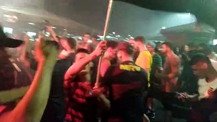 Torcida solta o grito de É campeão