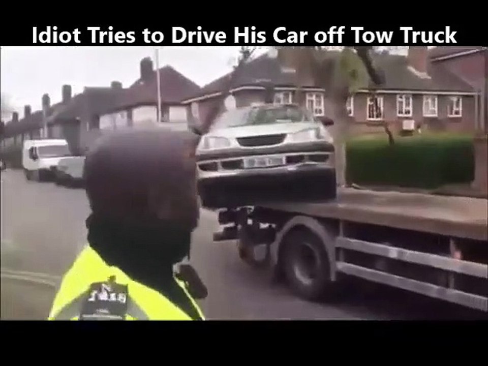 Ce conducteur est bien décidé à faire descendre sa voiture du camion de la fourrière
