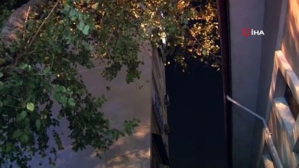 İzmir’de yol çöktü: 3 kişi çukura düştü