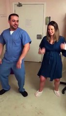 Quand un médecin et une femme enceinte font une petite danse avant l'accouchement !