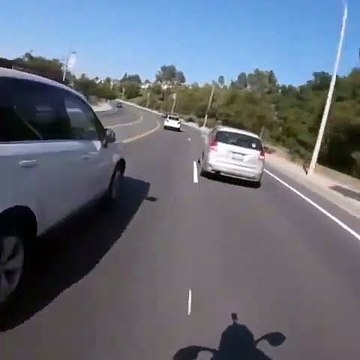 Ce motard roule comme un fou et évite de justesse une terrible chute