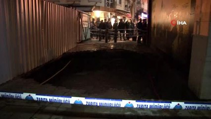 İzmir'de yol çöktü: 3 kişi çukura düştü