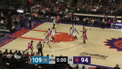 Tariq Owens rocks the rim