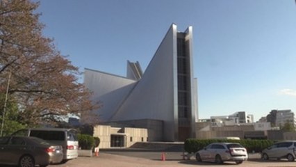 El papa habla con jóvenes en catedral erigida sobre las cenizas de la guerra