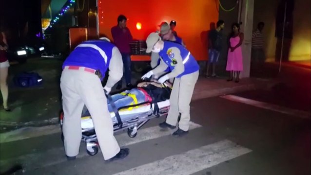 Strada e moto batem em cruzamento no Bairro Interlagos