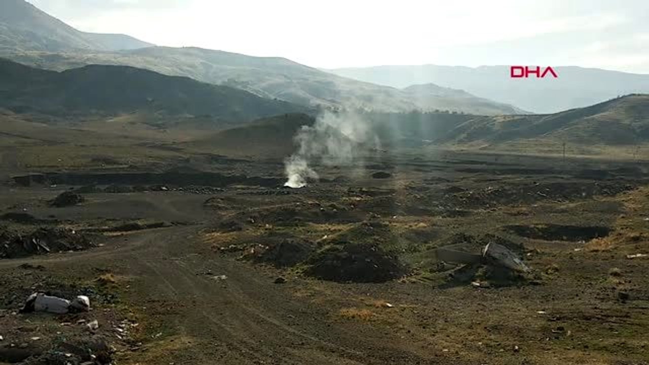 Elazığ köy yakınına bırakılan çöpler, tehlike saçıyor