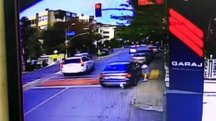 Ünlü iş adamının lüks aracıyla ölümden döndüğü kaza kamerada