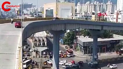 Virajı dönemeyen otomobil, köprüden insanların üstüne düştü