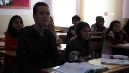 22 yıllık öğretmen Nuran Uçar'ın öğretmenler gününü otizmli oğlu kutladı