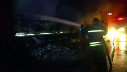 Seyir halindeki tırın dorsesi yandı