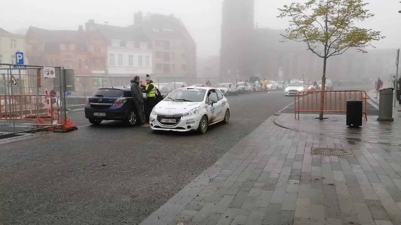 Le rallye "Les 6 heures de Courtrai" passe par la Grand-Place de Mouscron