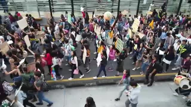 Miles de mujeres toman las calles de Quito para reclamar más derechos