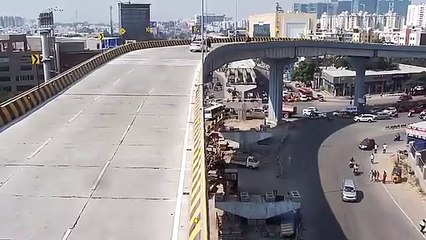 Vídeo viral: Momento en el que un coche fuera de control sale volando de un puente a una calle transitada