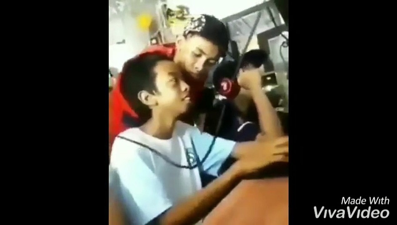 Dua cowo ciuman tidak sengaja