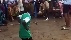 Ce petit Kinois a le secret du Yopeeee 