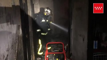 Descargar video: Tres intoxicados por humo en el incendio de una vivienda en Valdemorillo (Madrid)