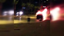 Park halindeki otomobil alev alev yandı