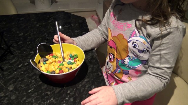 Nós vimos o Trenó do Papai Noel na rua cheio de Presentes e Brinquedos de Natal