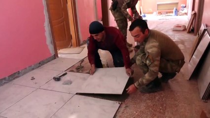 Teröristlerin tahrip ettiği okulu Mehmetçik onarıyor