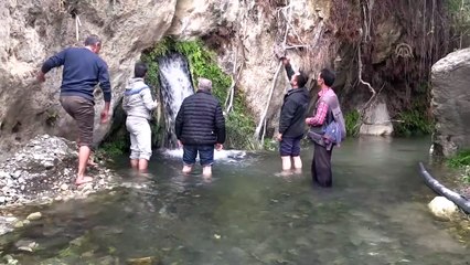 Kayaların içinden çıkan 'sıcak su kaynağı' ilgi görüyor - BİLECİK