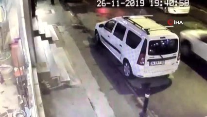 Dayak yiyen şahıs sinirini yol kenarında bulunan araçtan çıkarttı