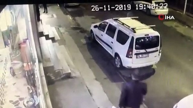 Dayak yiyen şahıs, sinirini yol kenarında bulunan araçtan çıkarttı