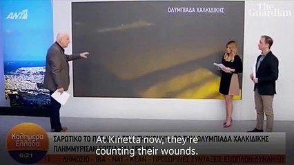 Un cochon poursuit un journaliste Grec en plein reportage en direct.