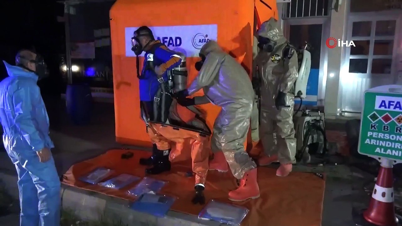 Aksaray'da bir evde kimyasal madde alarmıAksaray'da bir kişinin iş yerine gönderilen mektupta kimyasal madde çıktı. Mektuptan çıkan kimyasal madde aile bireylerini kaşındırmaya başladı. Aile polis ekiplerine haber verdi. Şarbon şüphe