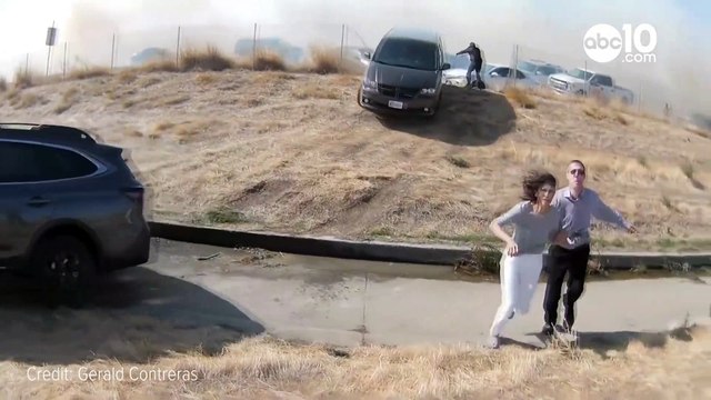 Ces voitures s'échappent de l'autoroute menacée par un incendie