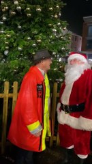 Raté : ce père noel n'arrive pas à allumer le sapin avec les enfants ! 3... 2... 1...