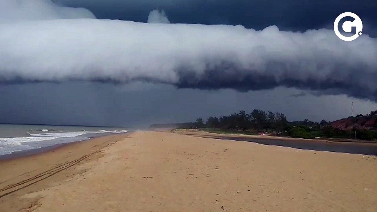 Nuvem chama atenção no litoral Sul do ES em Marataízes