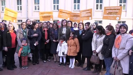 Sanat merkezini turuncu ışık ve balonlarla donattılar