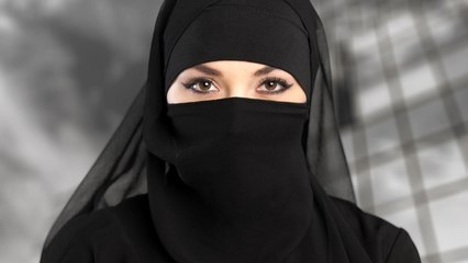Pillan al ejemplar imán follando con su amante a todo meter en la mezquita