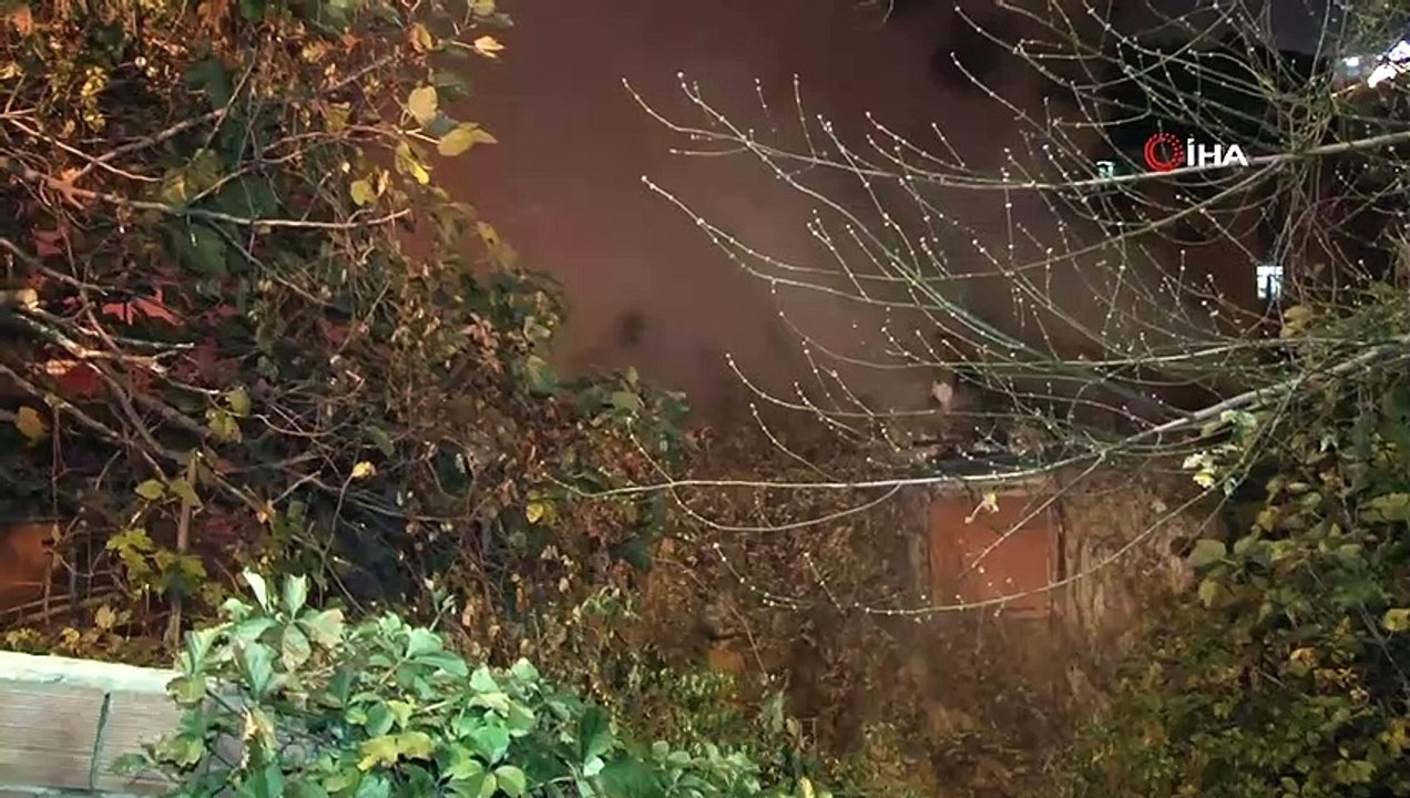 Eyüpsultan’da iki katlı bir gecekondu çıkan yangında kül oldu