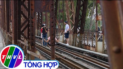 Bất chấp nguy hiểm, nhiều người vẫn đến cầu Long Biên chụp ảnh