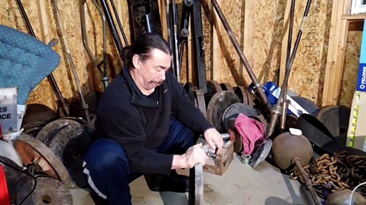 Squatting Praying Mantis Curls WEIDER 50s