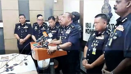 Скачать видео: Police raid illegal drug lab in Klebang, Perak