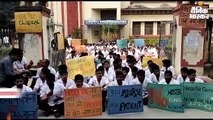 अब बीएचयू में नया विवाद: हॉस्टल व मेस की मांग को लेकर धरने पर बैठे नर्सिंग के छात्र