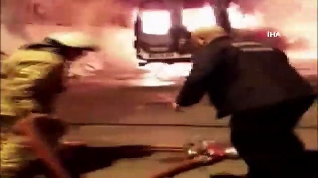 Güngören'de servis minibüsü alev alev yandı