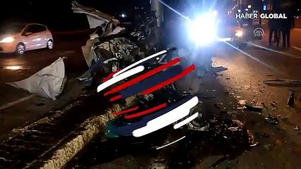 Feci kaza: Otomobil yön levhasına ok gibi saplandı