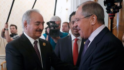 هل تدعم روسيا اللواء المتقاعد خليفة حفتر خلف الكواليس؟