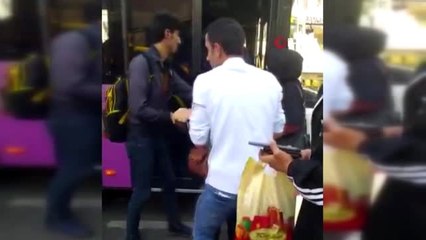 Şoför kavgayı ayırmayanlara kızdı, otobüsü durdurdu