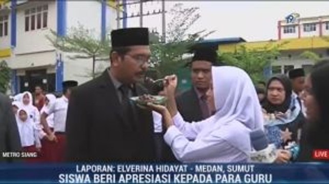 Peringati Hari Guru, Siswa Beri Bunga dan Menyuapi Guru