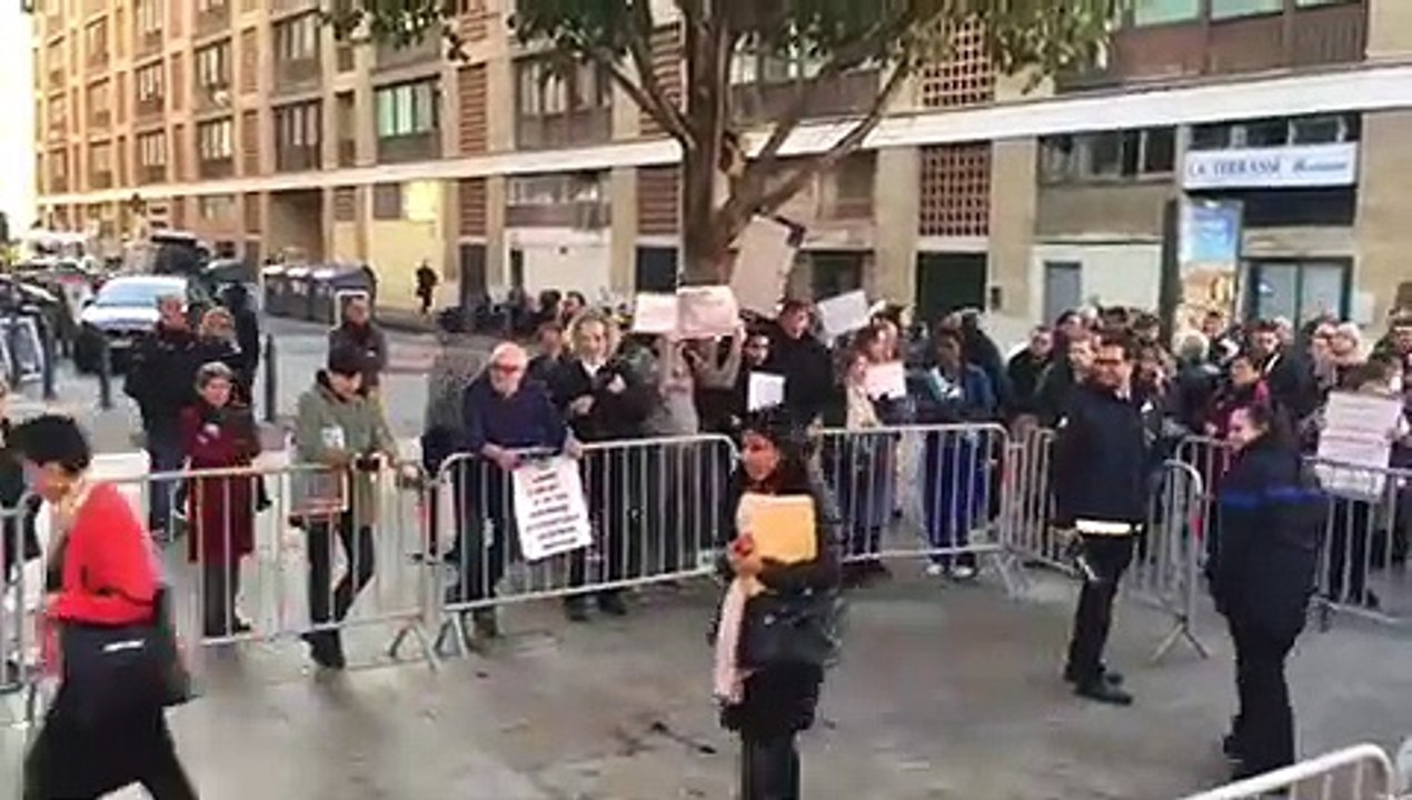 Conseil municipal de Marseille : un concert de casseroles accueille les élus