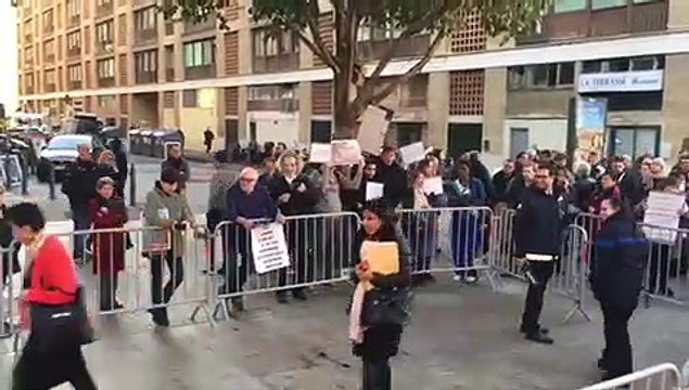 Conseil municipal de Marseille : un concert de casseroles accueille les élus