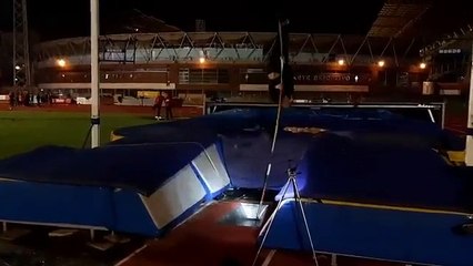 Atleta de Vigo denuncia que se entrena a oscuras mientras el alcalde llena la ciudad de lucecitas de Navidad