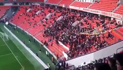 Samsunspor tribünlerinden kimsesiz çocuklara sürpriz; yüzlerce oyuncak aynı anda...