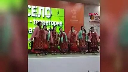 Müzik grubu 'Babuşki' şarkı söylerken herkes Başkan'ın dansına kitlendi